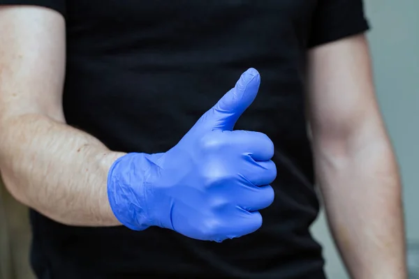 Orang dengan sarung tangan lateks biru untuk perlindungan coronavirus dengan jempol ke atas, isolasi diri Covid-19 atau karantina di rumah dukungan dokter dan perawat — Stok Foto