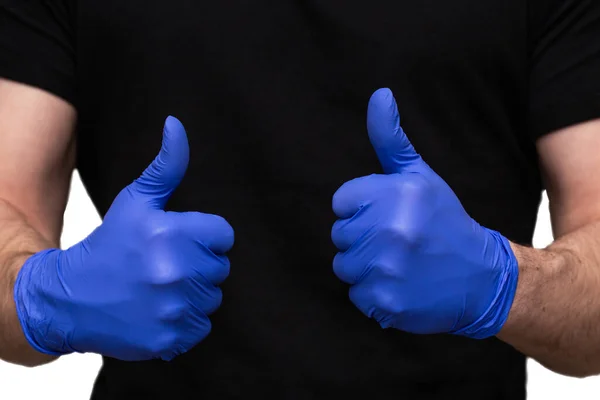 Orang dengan sarung tangan lateks biru untuk perlindungan coronavirus dengan jempol ke atas, isolasi diri Covid-19 atau karantina di rumah dukungan dokter dan perawat — Stok Foto