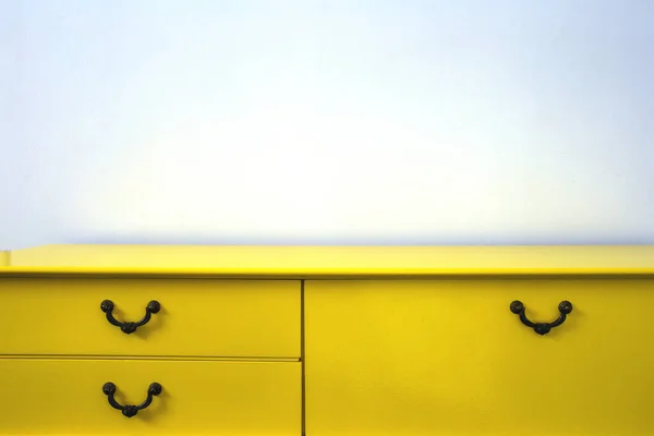 Natureza morta do armário amarelo retro do vintage com parede branca, projeto moderno — Fotografia de Stock