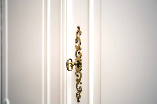 Pintu lemari putih dengan kunci emas di lubang kunci, desain antik mewah close-up pintu vintage kayu — Stok Foto