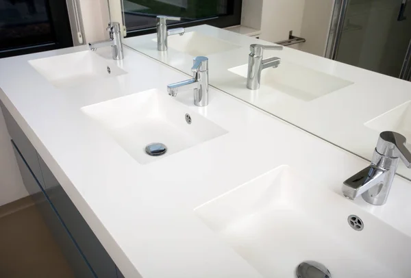 Drei Waschbecken Badezimmer mit drei Waschbecken und drei Wasserhähne weiß modernes Design mit Spiegel — Stockfoto