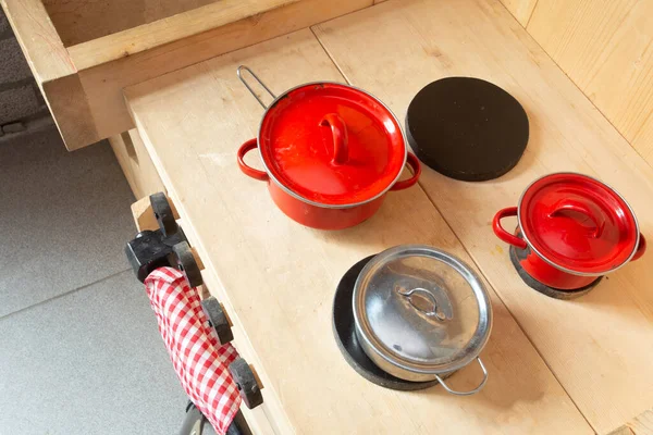 Детская деревянная игрушечная кухня стильный дизайн вид сверху, кухня для детей с кухонными инструментами — стоковое фото