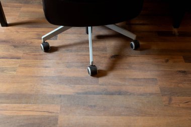 Hasarlı Laminate döşemesi ofis sandalyesinin tekerleklerinden, korunmaya ihtiyacı var.