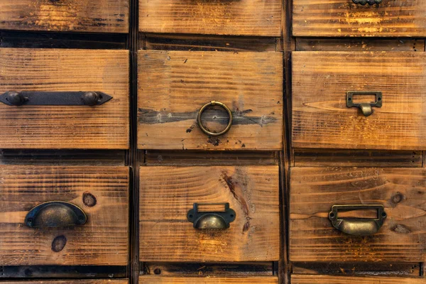 Vecchi cassetti in legno antico, file di cassetti in un vecchio modulo di mobili, Archivio di stoccaggio texture di fondo in legno aspetto vintage — Foto Stock
