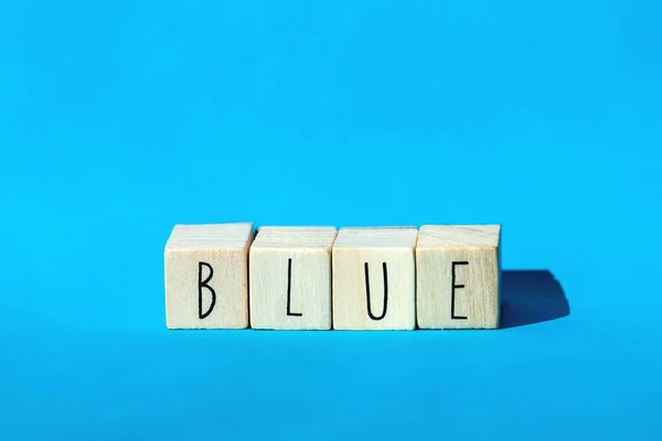 Cubos de madera con la palabra Azul con fondo azul, concepto colorido Diseño retro — Foto de Stock