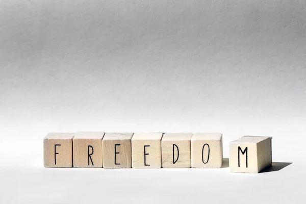 Fa kockák a szó Szabadság, Szabadság koncepció háttér közelkép — Stock Fotó