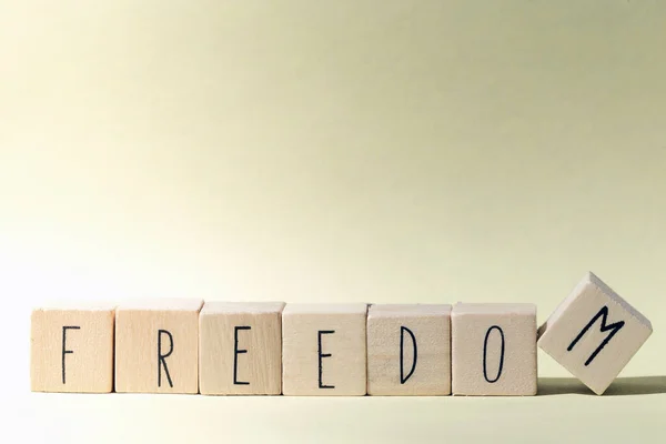 Cubos de madeira com a palavra Liberdade, fundo conceito Liberdade close-up — Fotografia de Stock