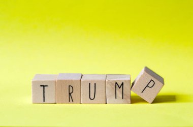 Sarı zemin üzerinde Trump yazan tahta küpler, Başkan Amerika konsepti