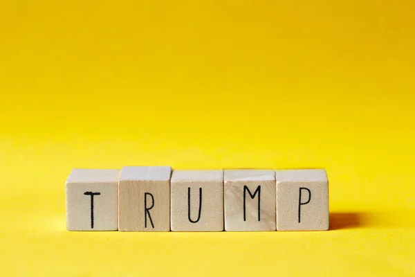 Fa kockák a szó Trump narancssárga háttér, Amerika elnök koncepció — Stock Fotó
