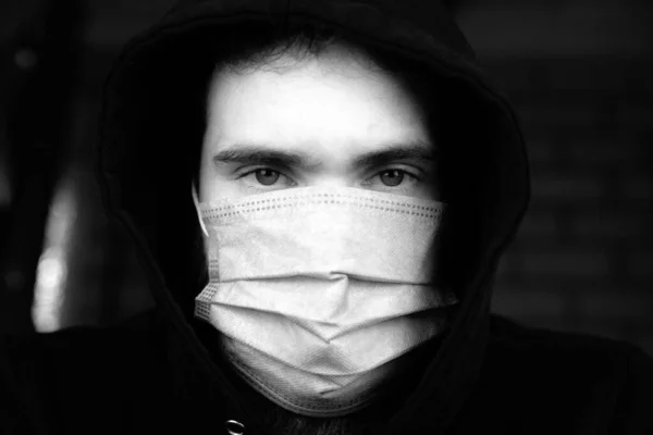Ritratto Giovane Uomo Che Indossa Una Maschera Protettiva Medica Concetto — Foto Stock