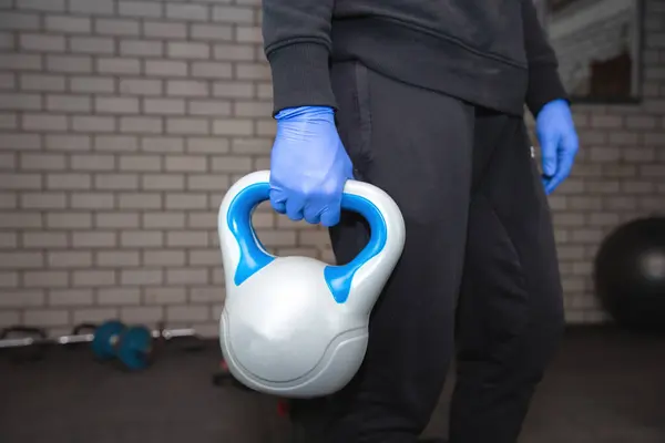 Jongeman Sportschool Met Kettlebell Blauwe Handschoenen Voor Het Coronavirus Covid — Stockfoto