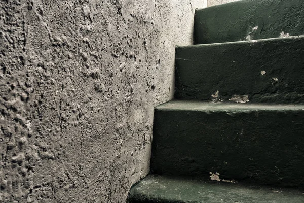 Vieux donjon historique ou escalier du sous-sol, escaliers abandonnés fond rapproché — Photo