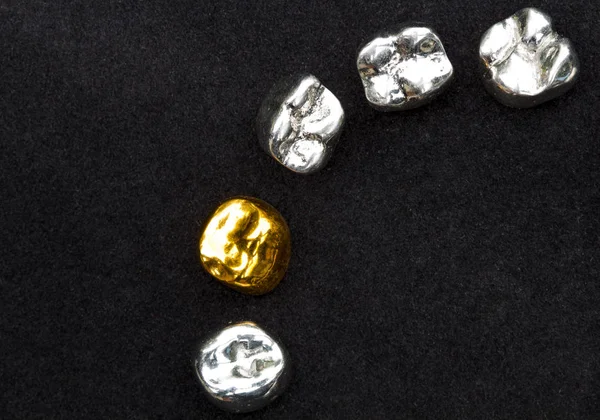 Diş kron koyu siyah yüzeyinde diş altın ve metal.