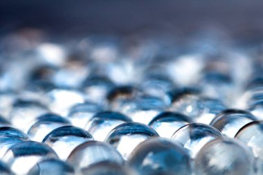 Mavi parlak su jel topları. Makro fotoğraf, reklam veya kozmetik ve ilaç için kullanılabilir. Arka plan.