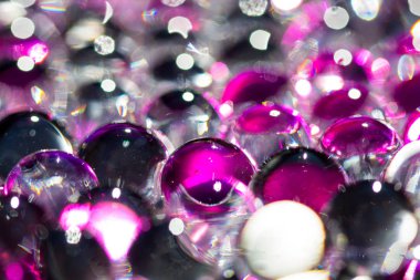 Mor ve koyu su jel topları. Makro fotoğraf, reklam veya kozmetik ve ilaç için kullanılabilir. Arka plan.