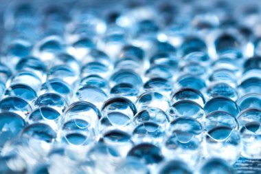 Mavi parlak su jel topları. Makro fotoğraf, reklam veya kozmetik ve ilaç için kullanılabilir. Arka plan.