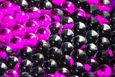 Mor ve koyu su jel topları. Makro fotoğraf, reklam veya kozmetik ve ilaç için kullanılabilir. Arka plan.