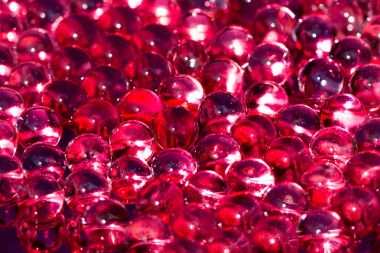 Kırmızı parlak su jel topları. Makro fotoğraf, reklam veya kozmetik, takı ve tıp için kullanılabilir. Arka plan.