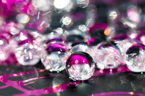 Mor ve koyu su jel topları. Makro fotoğraf, reklam veya kozmetik ve ilaç için kullanılabilir. Arka plan.