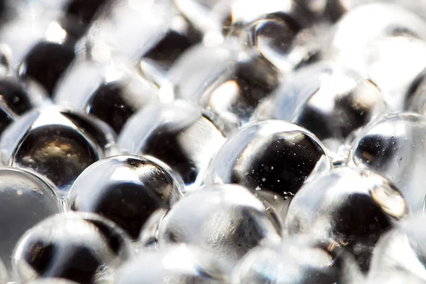 Beyaz parlak su jel topları. Makro fotoğraf, reklam veya kozmetik ve ilaç için kullanılabilir. Arka plan.