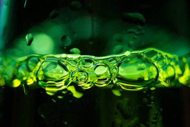 Bira yeşil glas kabarcıkları.