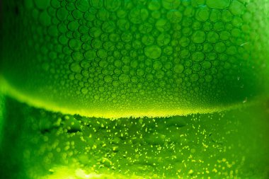 Bira yeşil glas kabarcıkları.