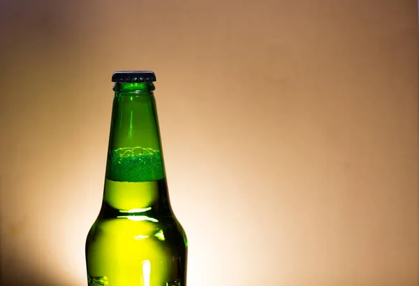 Zielone Butelki Piwa Światła Tle — Zdjęcie stockowe