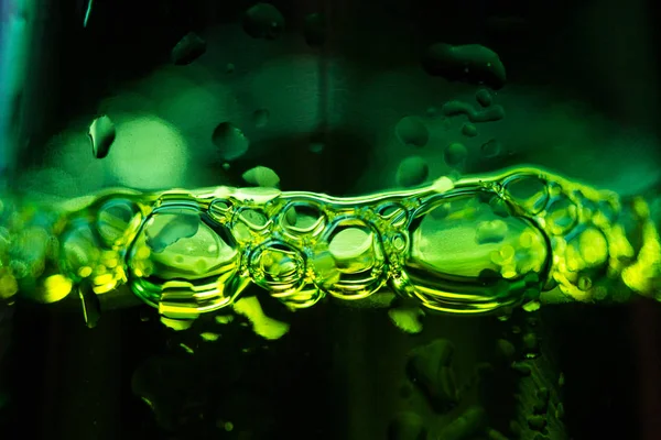 Bira yeşil glas kabarcıkları.