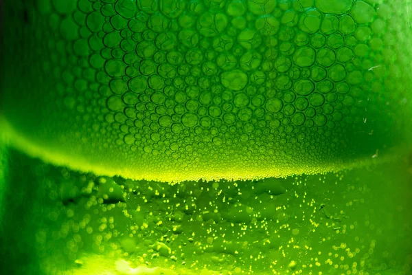 Bira yeşil glas kabarcıkları.