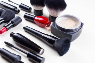 Fırçalar, toz ve ruj ile kozmetik makyaj seti beyaz izole