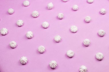 Minimalist tarzda bir güzel pastel yüzeyinde tatlılar.