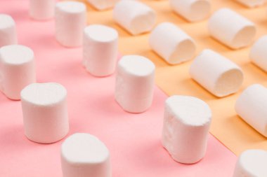 Pastel sarı ve pembe arka plan üzerinde tatlı şekerleme.