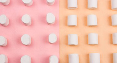 Pastel sarı ve pembe arka plan üzerinde tatlı şekerleme.