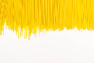 Uzun sarı makarna beyaz arka plan üzerinde izole kapatmak makro.