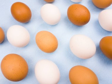 Beyaz ve sarı pastel mavi arka plan kapatmak makroyu oluşturan tarih Paskalya yortusu yumurta.