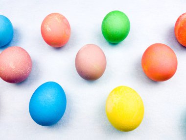 Pastel mavi arka plan üzerinde renkli Paskalya yumurta. Yakın çekim.