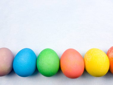 Pastel mavi arka plan üzerinde renkli Paskalya yumurta. Yakın çekim.