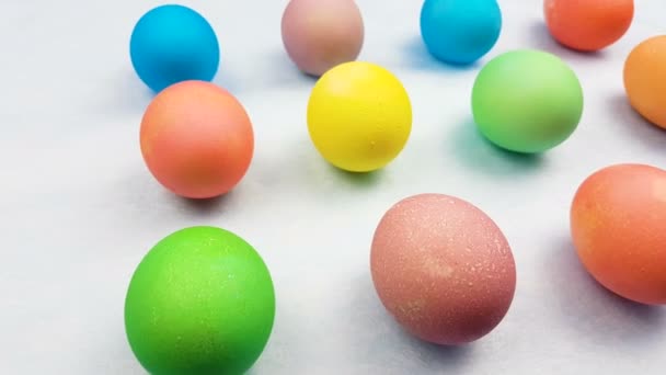 Oeufs Pâques Colorés Sur Fond Bleu Pastel Gros Plan — Video