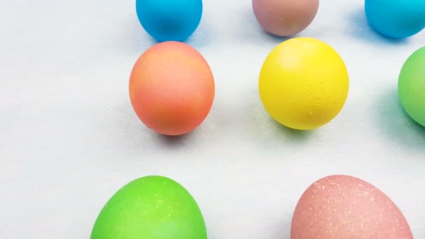 Kleurrijke Pasen Eieren Pastel Blauwe Achtergrond Close — Stockvideo