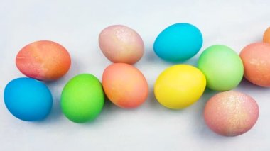 Pastel mavi arka plan üzerinde renkli Paskalya yumurta. Yakın çekim.