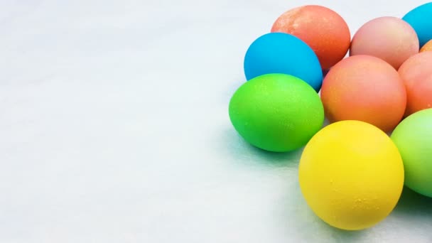 Pastel Mavi Arka Plan Üzerinde Renkli Paskalya Yumurta Yakın Çekim — Stok video