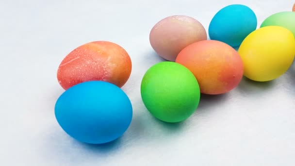 彩色复活节彩蛋在柔和的蓝色背景 — 图库视频影像