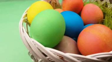 Renk pastel yumurta sepet içinde. Yeşil arka plan üzerinde kapat.