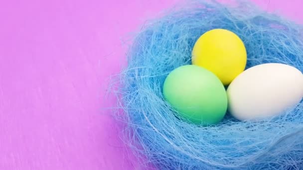 Barevná Velikonoční Vajíčka Modré Pastelové Hnízdo Fialovém Pozadí Detailní Záběr — Stock video