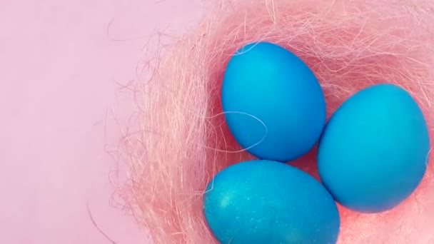 Великодні Кольорові Блакитні Яйця Рожевому Пастельному Гнізді Фоні Троянди — стокове відео