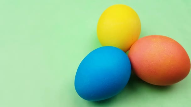 Pastel Yeşil Arka Plan Üzerinde Renkli Paskalya Yumurta Yakın Çekim — Stok video