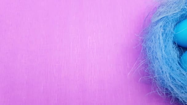 Huevos Pascua Color Nido Pastel Azul Sobre Fondo Púrpura Cerca — Vídeos de Stock