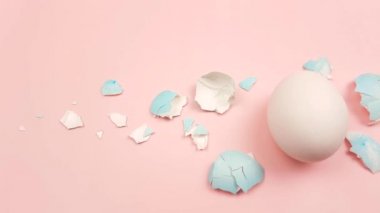 Pastel pembe arka plan rengi Paskalya yumurta ile yumurta kabuğu.