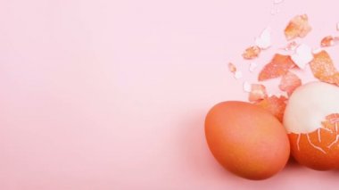 Pastel pembe arka plan rengi Paskalya yumurta ile yumurta kabuğu.