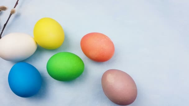 Huevos Color Pascua Con Sauce Coño Sobre Fondo Azul Pastel — Vídeo de stock